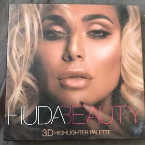 Huda 3D Highlighter Palet